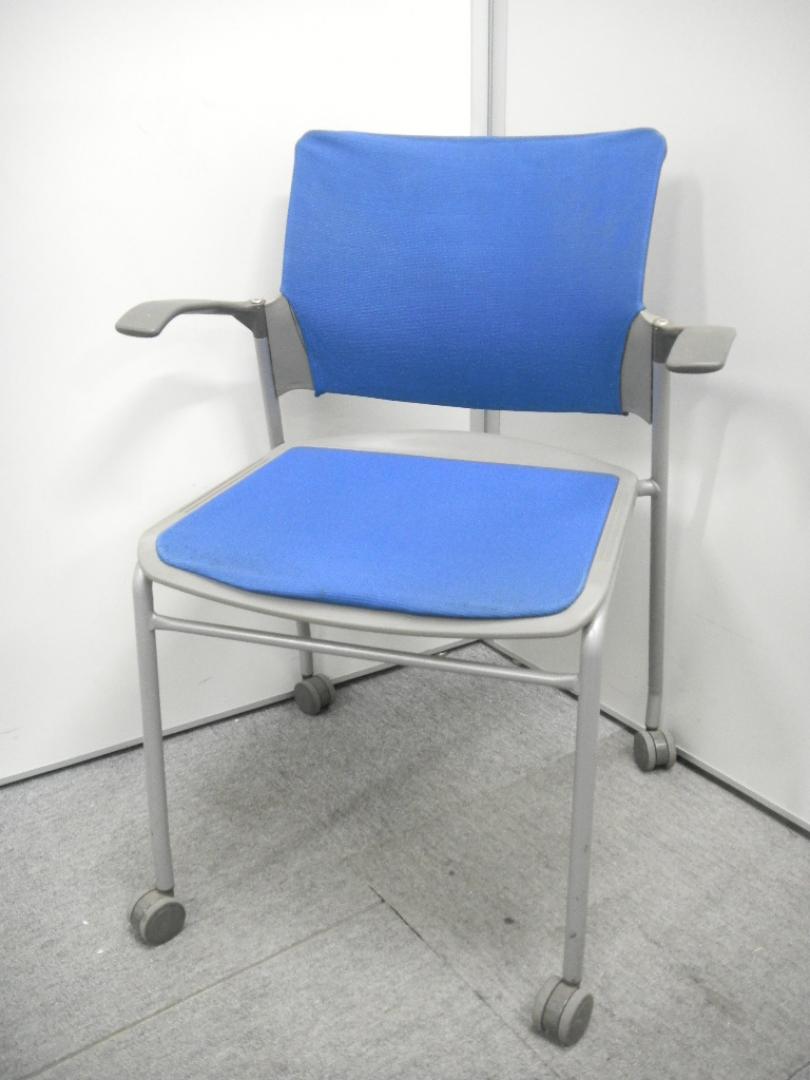 【２脚限定】　キャスター付きのスタッキングチェア　【肘付き】
                        キャスター付きスタッキングチェア
                                    中古
            