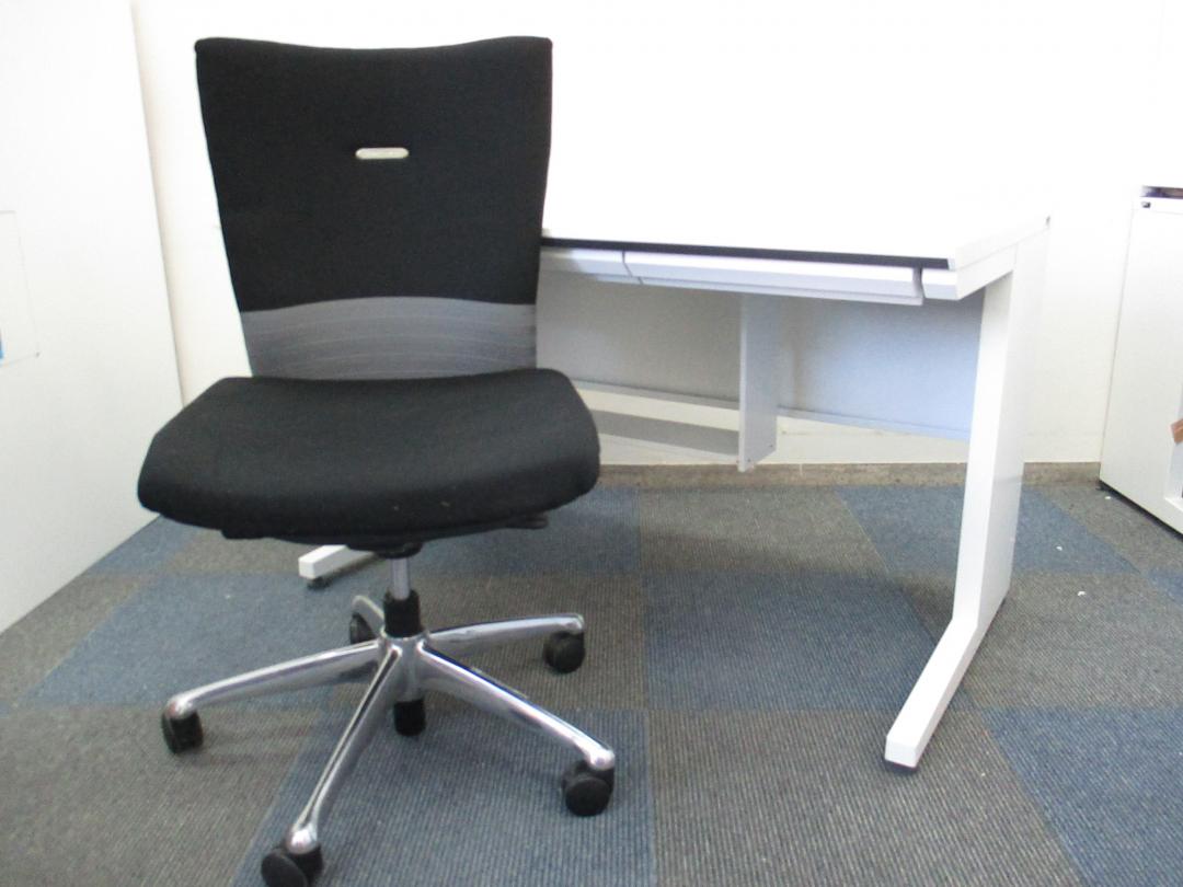 【オススメ！！】【セット商品】平机　コクヨ製　1200mm＋オカムラ製　フィーゴチェア　肘無し【中古】
                        
                                    中古
            