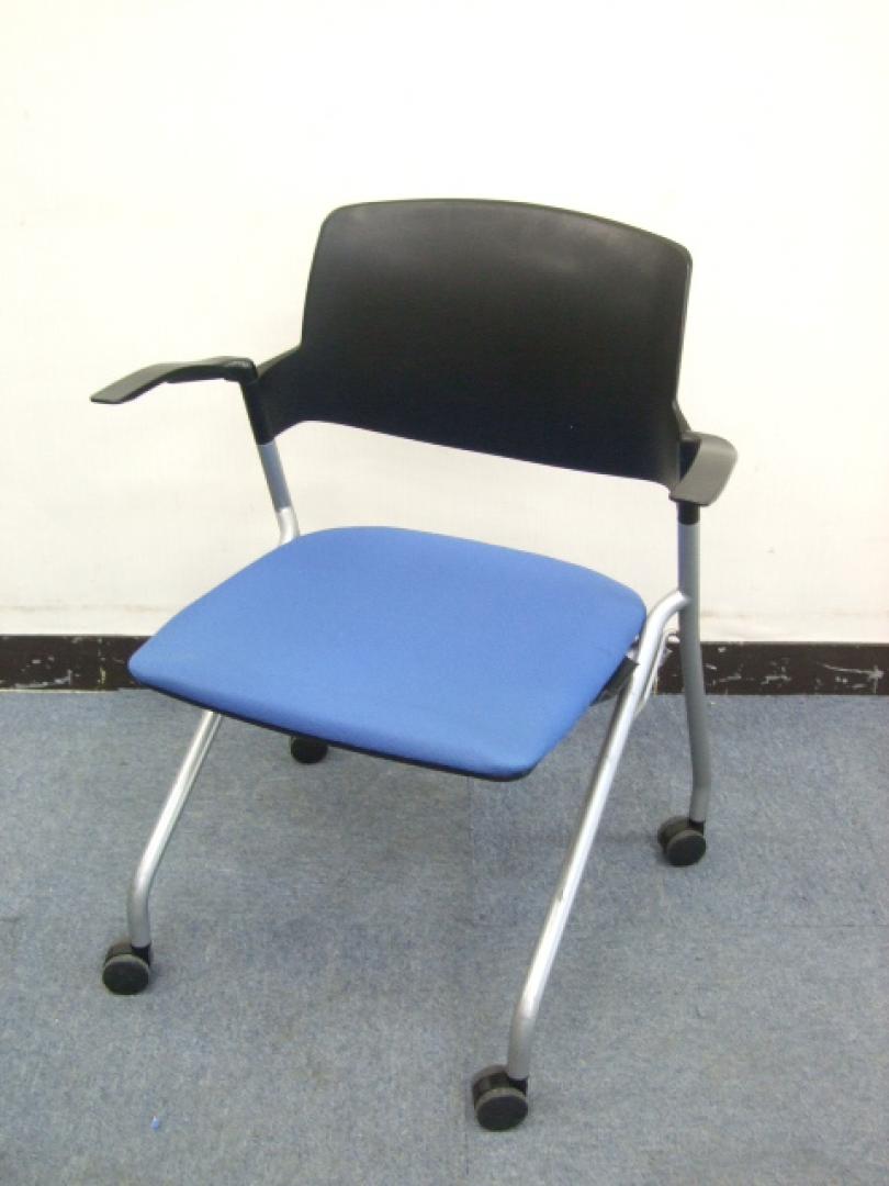 【中古】肘付の平行スタックチェア！キャスターで収納ラクラク！
                        
                                    中古
            