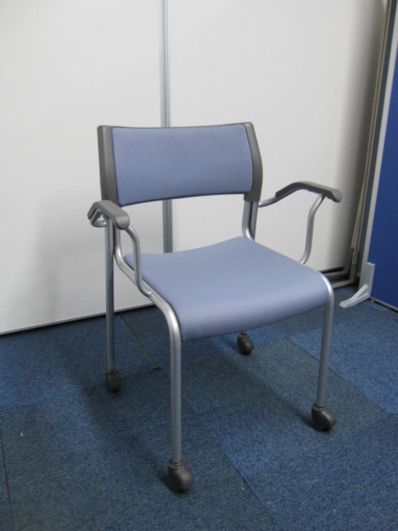 【状態◎】肘つきスタッキングチェア　キャスター付き　【20脚入荷しました！】　※中古
                        
                                    中古
            