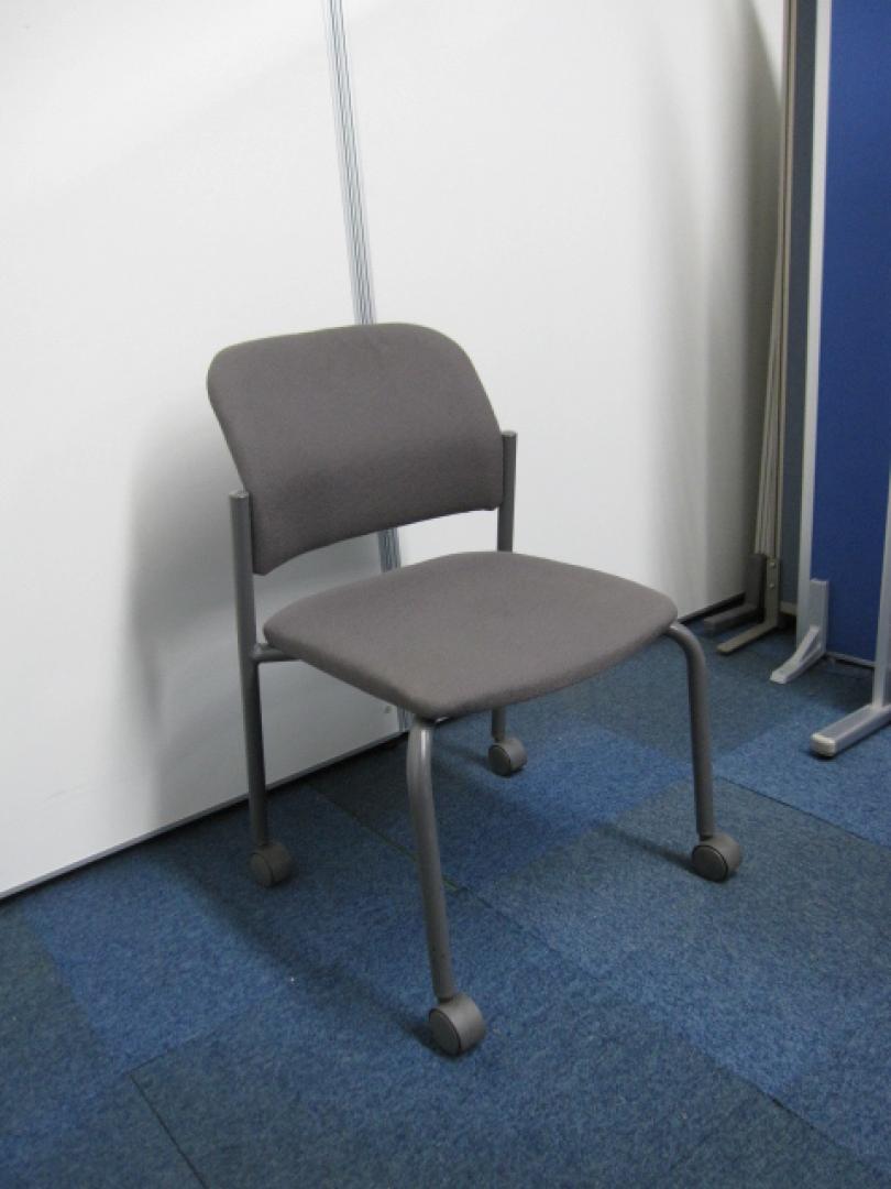 【おつとめ品】■スタッキングチェア　■キャスターつき　■残り１脚　※少々座面にシミ有
                        
                                    中古
            