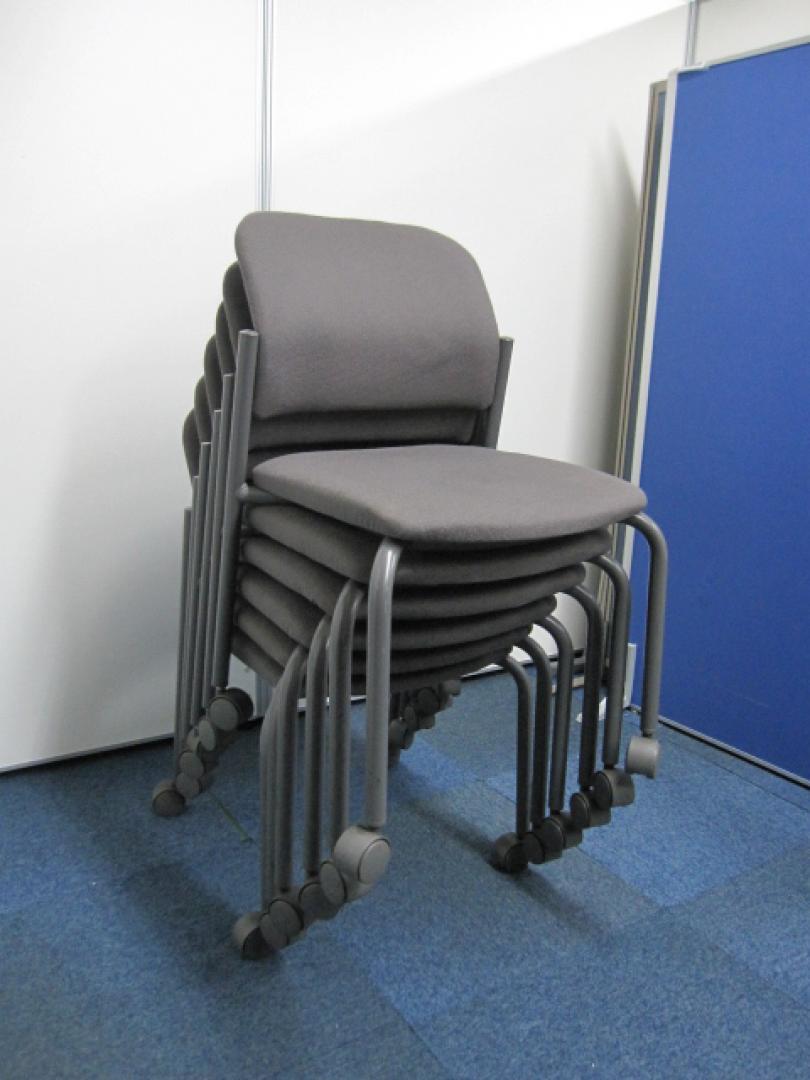 ■スタッキングチェア　■残り２脚　
                        
                                    中古
            