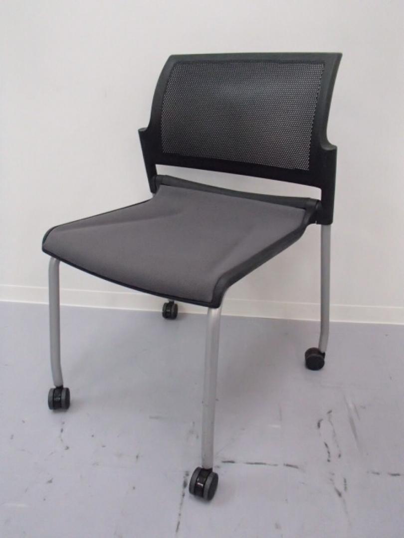 【祝！大阪・堺店オープン】｜ミーティングチェア　内田洋行製｜グレー色｜キャスター付きで移動に便利で会議や研修に最適！収納時は折りたたんで簡単に収納できるミーティングチェア！！ 
                        ネスティングチェア
                                    中古
            