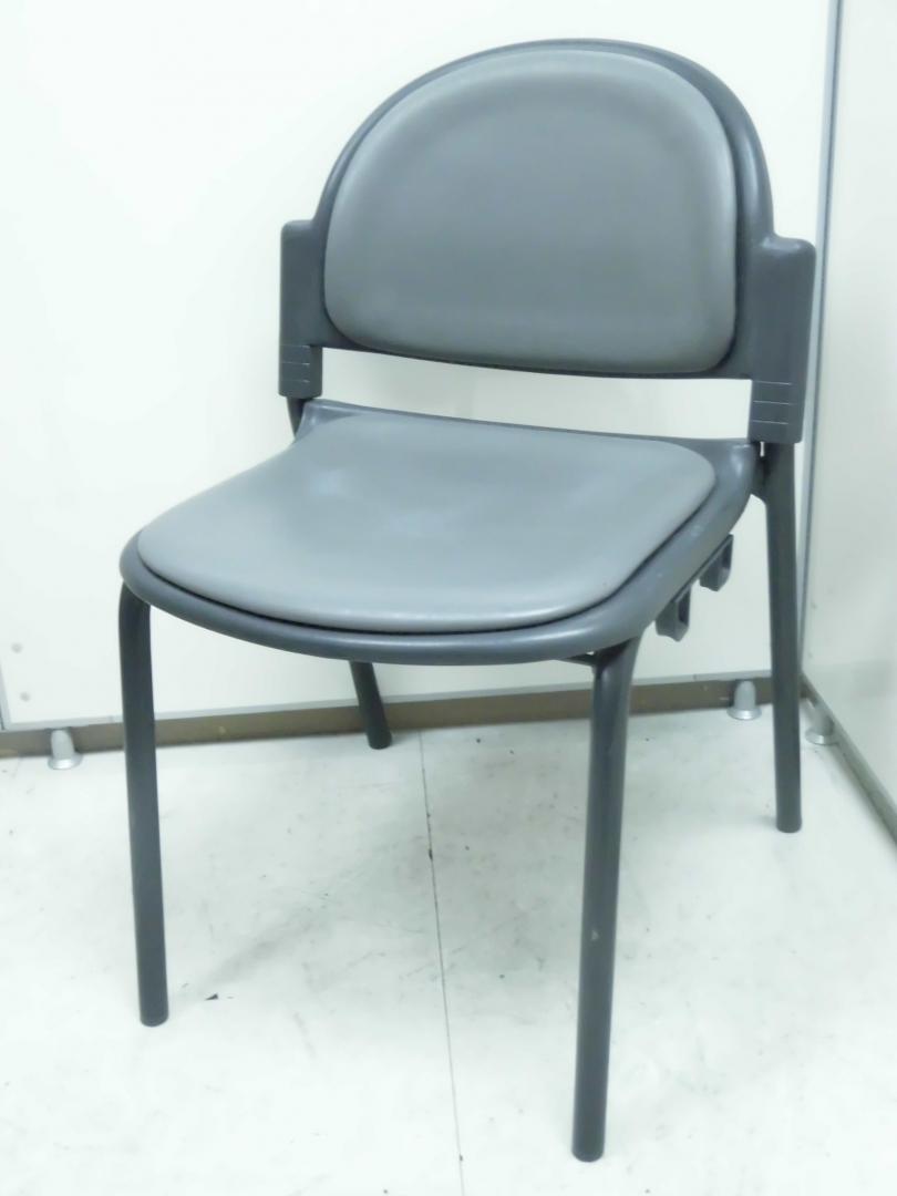 スタッキングチェアがこの価格　限定4台の特別提供！！【おつとめ品】
                        
                                    中古
            