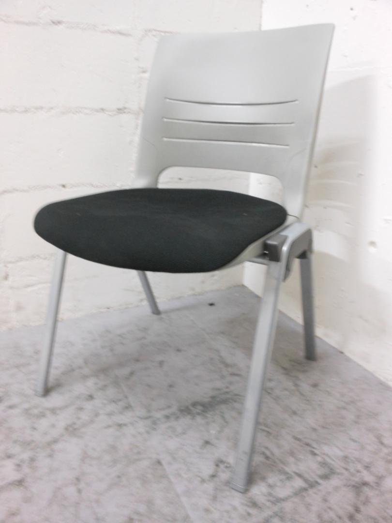 会議室もビシッと国産チェアで！
                        Elena【エレナ】
                                    中古
            