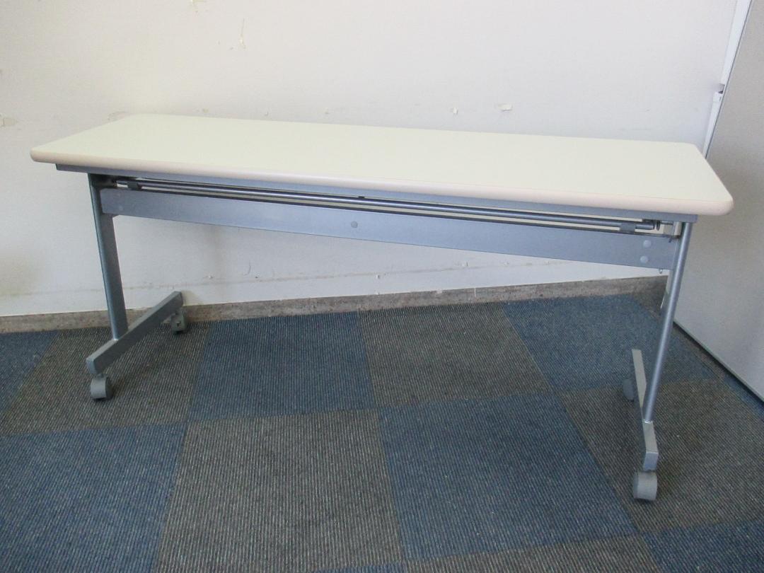 【8本揃います!!】【ネオホワイト色】イノウエ製　スタックテーブル【中古】
                        ＫＳシリーズ
                                    中古
            