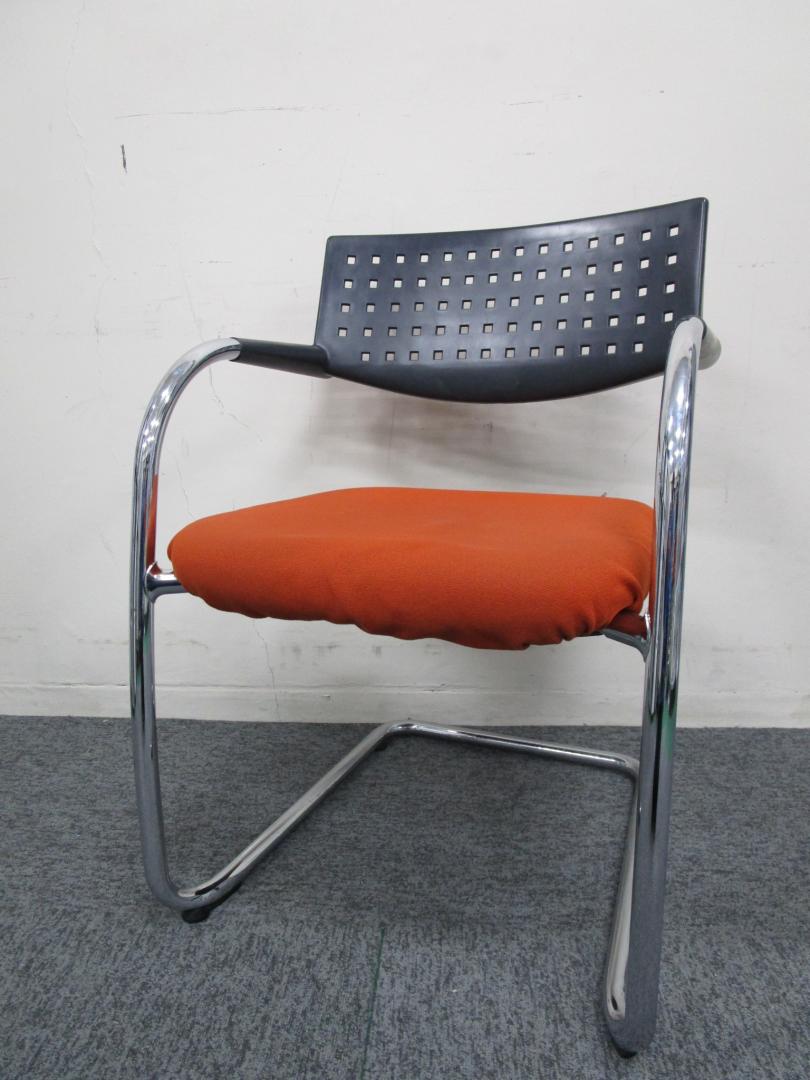 【ＶＩＴＲＡ製　ミーティングチェア】肘付+スタッキング収納出来ます
                        
                                    中古
            