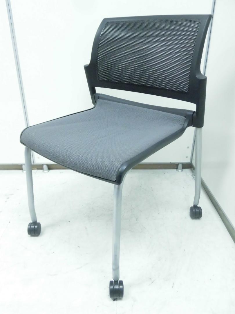 【好評に付き15脚再入荷！】内田洋行製ネスティングチェア　重ねても折り畳んでも
                        
                                    中古
            