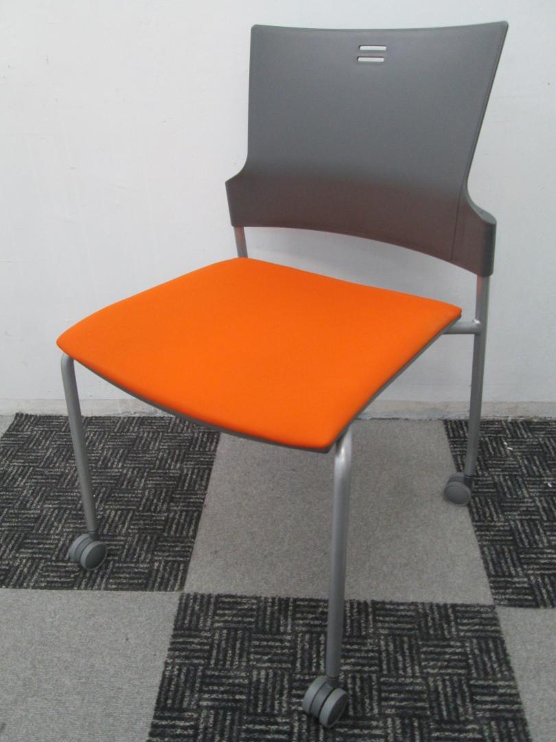 キャスター付スタッキングチェアです。明るいオレンジカラー
                        
                                    中古
            