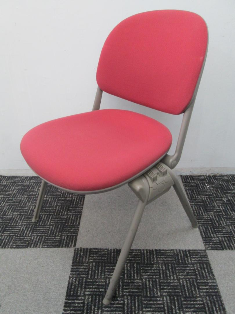 明るいピンクのスタッキングチェアーです。テーブルに合わせてお使いいただけます
                        
                                    中古
            