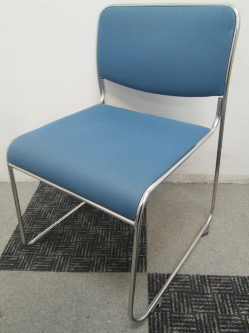 人気で定番ブルーのスタッキングチェアです。会議用テーブルと一緒にいかがでしょうか
                        
                                    中古
            