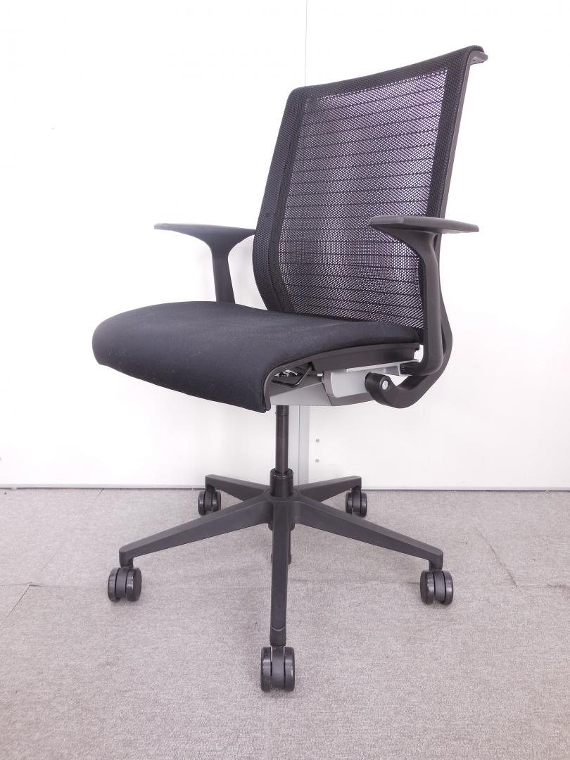 【高級チェア】スチールケース製 シンクチェア Think■不動の人気を誇るメッシュチェア ミーティング用としてもオススメ
                        Think(シンク)
                                    中古
            