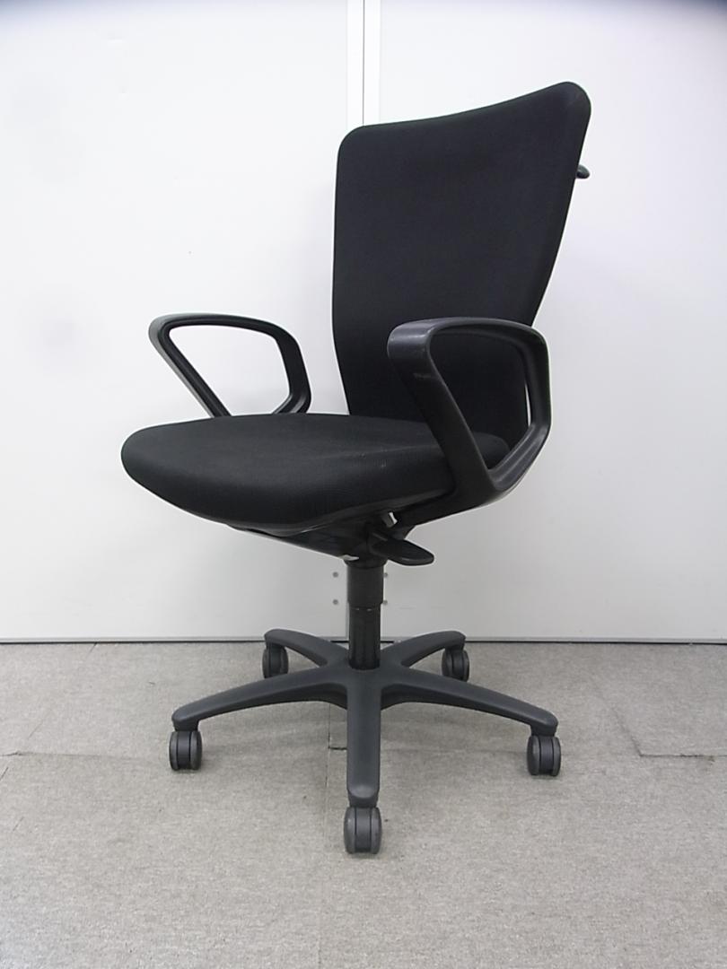 【売れ筋商品】【状態良好】肘付きチェア　オカムラ製　カロッツァチェア　ブラック　コートハンガー付き
                        Carrozza【カロッツァ】
                                    中古
            