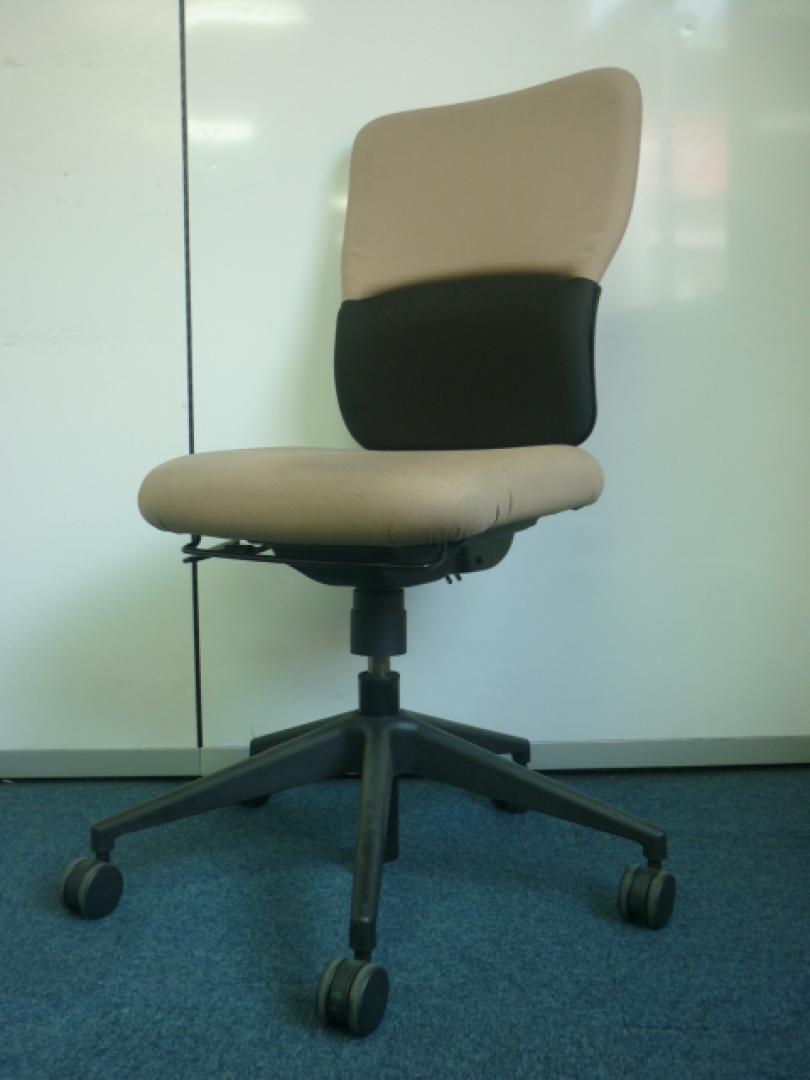 スチールケース製　レッツビーチェアブラウン。座面がふっくら座り心地良好　スタッフ★オススメ
                        レッツビー
                                    中古
            