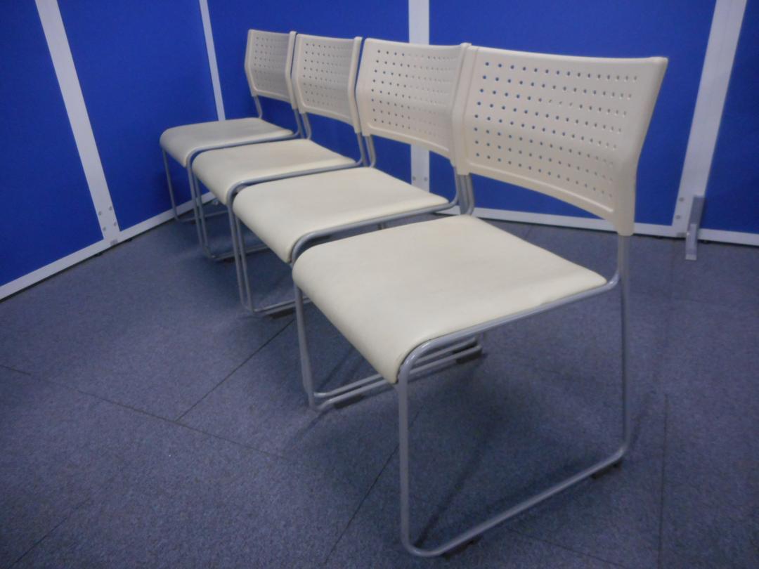 スタッキングチェアの4脚セットです！　定番タイプの形です！
                        
                                    中古
            