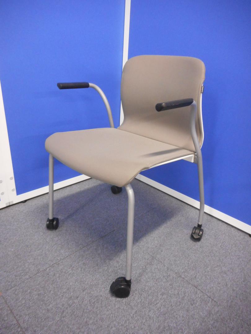 重ねることが出来るスタッキングチェア入荷！キャスター付きで移動もらくらく！
                        
                                    中古
            