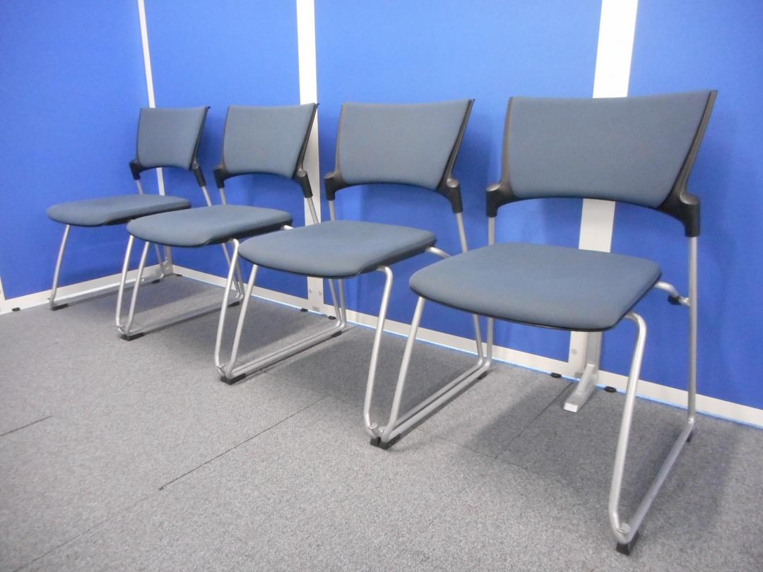 4脚セットです！あとはテーブルがあればミーティングスペースの完成です！
                        マノスチェア
                                    中古
            