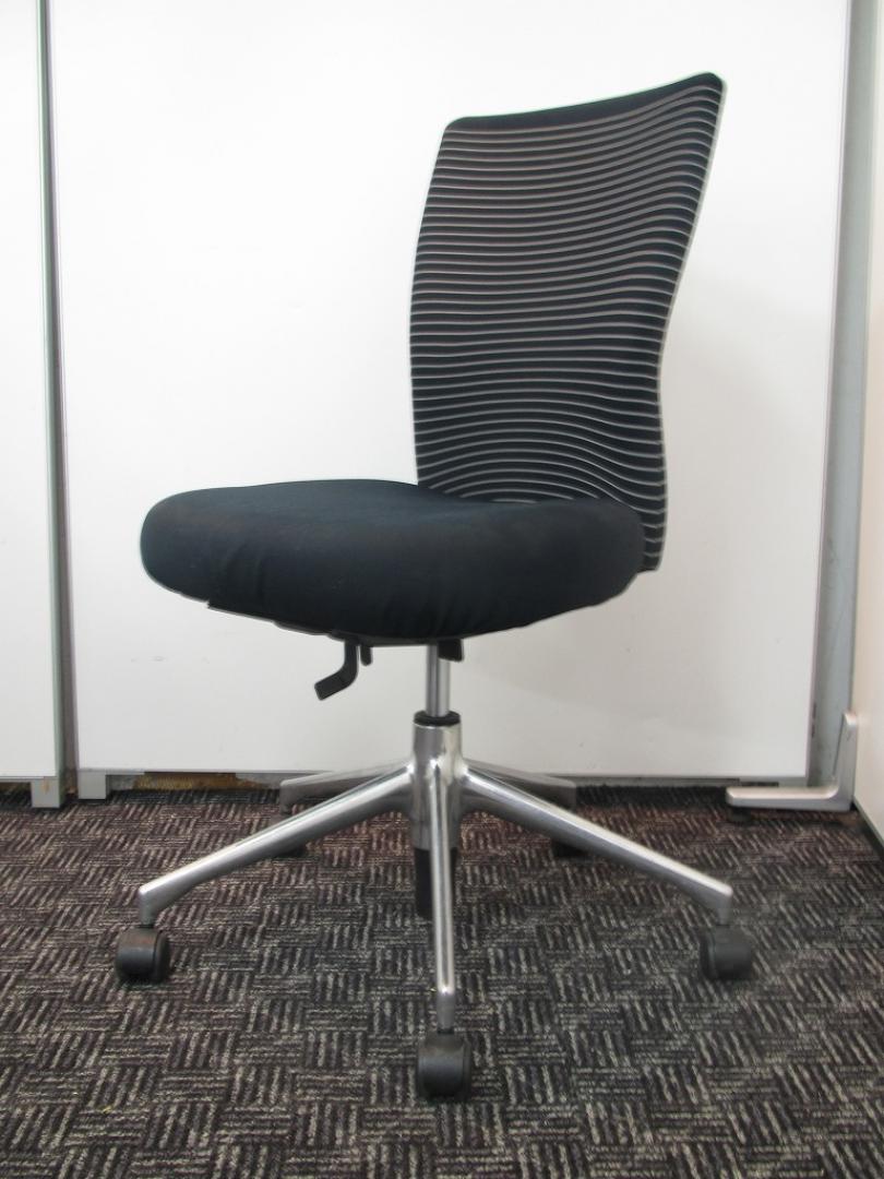 ストライプがオシャレなヨーロピアンスタイリッシュチェア
                        Tチェア
                                    中古
            