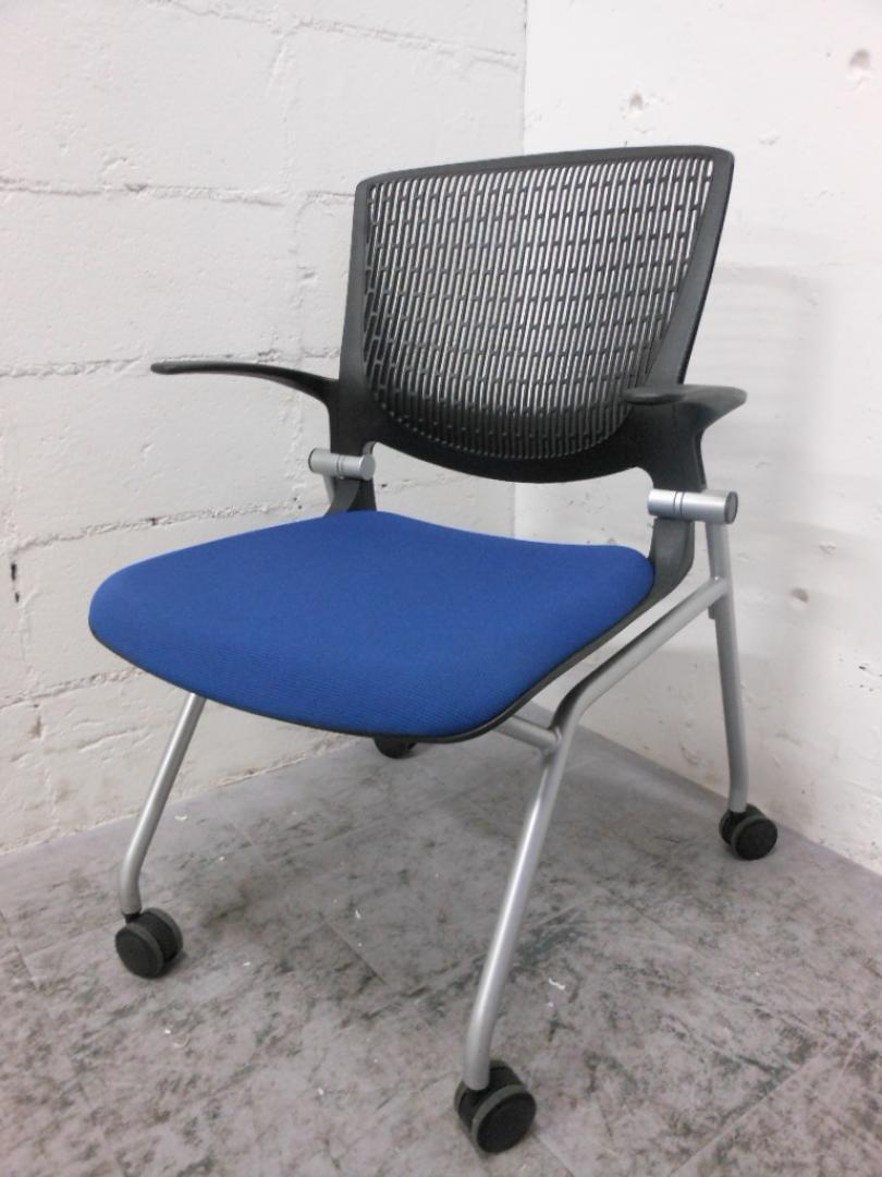 ～軽快な会議へ～現行会議チェア
                        グラータ
                                    中古
            