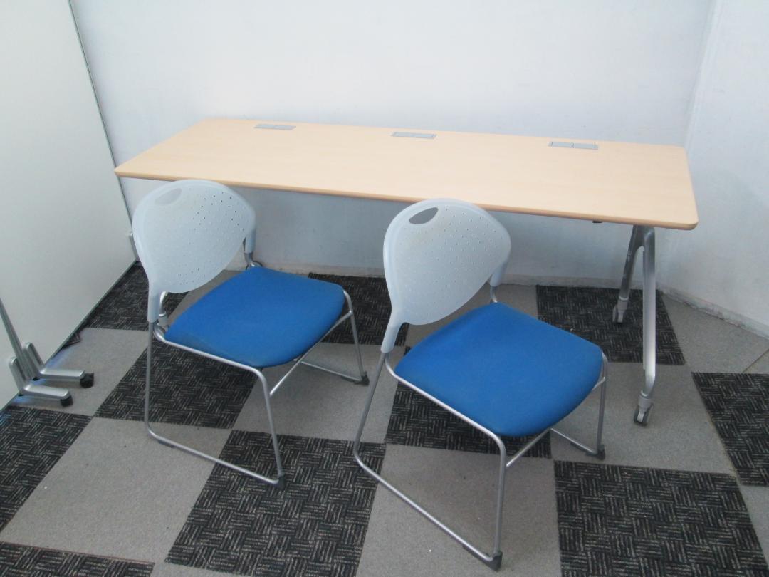 【限定１セット】国産メーカーの幅1800㎜サイドスタックテーブル＋ブルースタッキングチェア２脚
                        
                                    中古
            