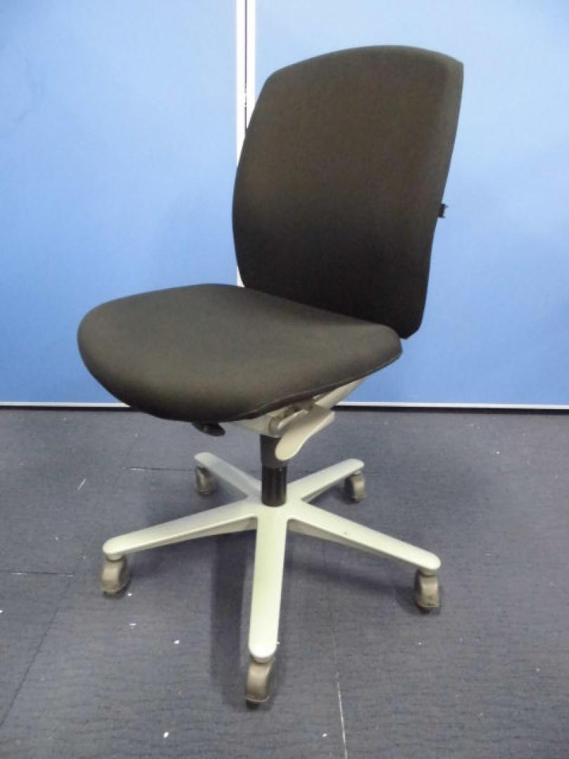 【限定１脚】シルバーのフレームが特徴的な肘無チェア入荷です！
                        キャスト
                                    中古
            