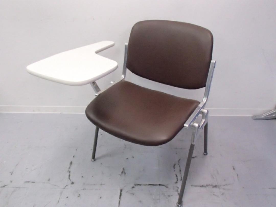 【メモ台付き】｜スタッキングチェア｜オカムラ製｜ビニール地
                        
                                    中古
            