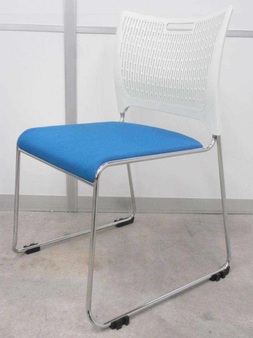 【3脚入荷】【状態良好】明るいブルーのスタッキングチェア！明るいカラーの状態良好は希少です！【メッキ脚】【中古オフィス家具】
                        スタッキング
                                    中古
            