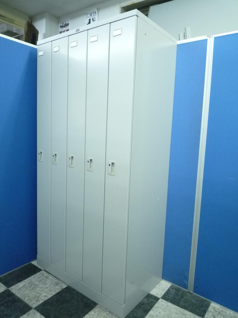 【状態良好】横幅９００ｍｍで５人分の収容可能■冬物コートの収納に是非！■【カギ作成サービス有り】yy
                        ５人用ロッカー　縦型
                                    中古
            