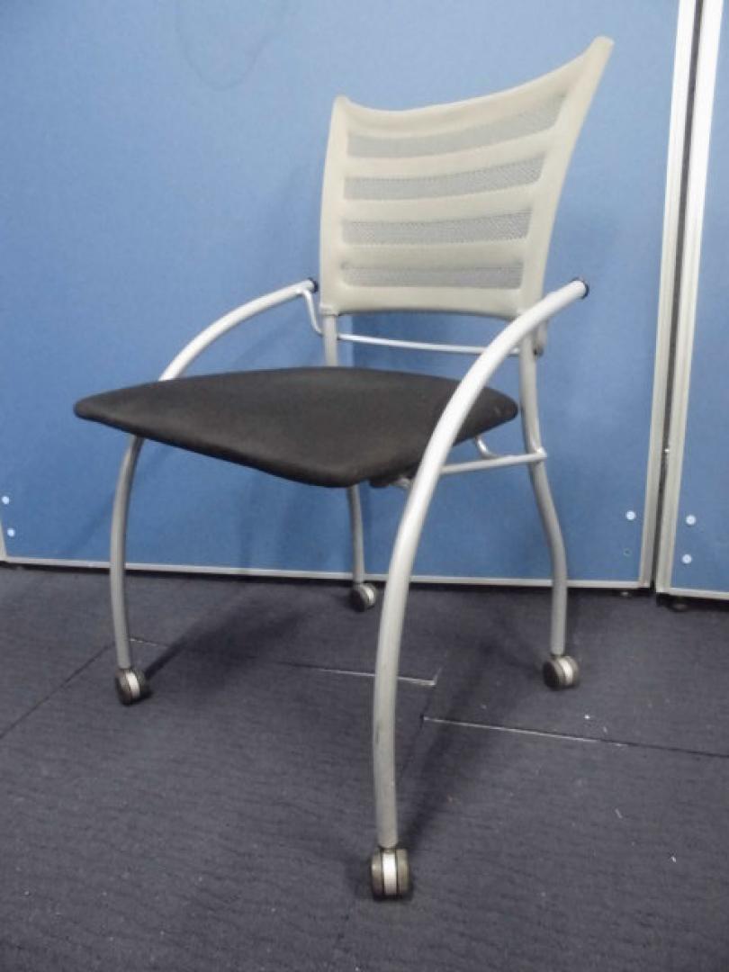 【状態良好◎】メッシュバックのネスティングチェア｜プリエ2｜イトーキ｜グレー×ブラック【メッシュチェアー】
                        プリエ2
                                    中古
            