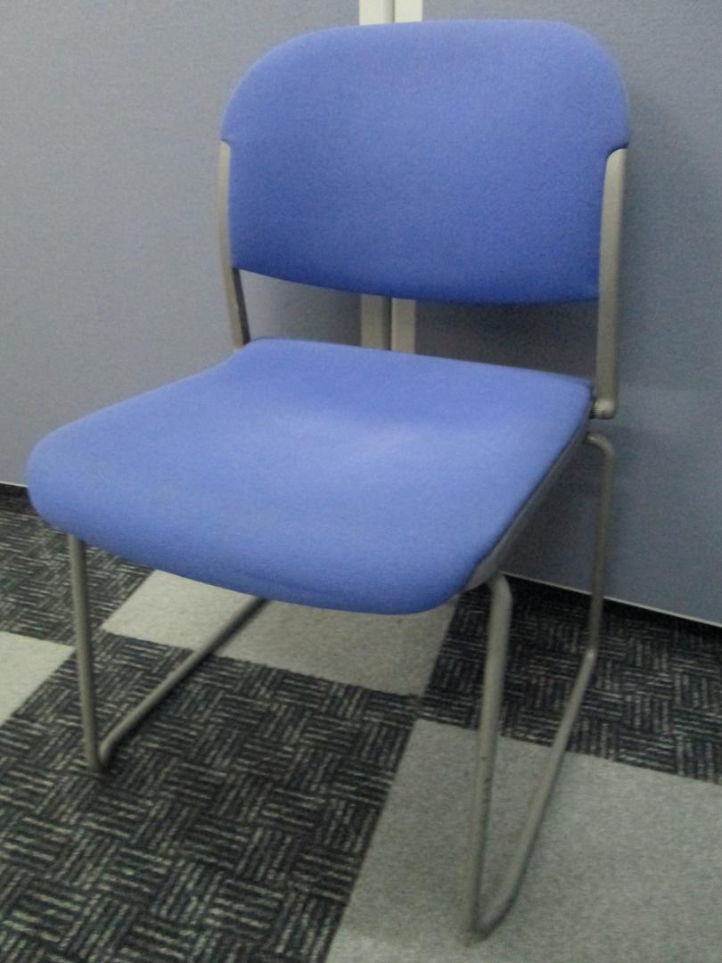 明るいパープルのスタッキングチェアです。会議用テーブルと一緒にいかがでしょうか
                        
                                    中古
            