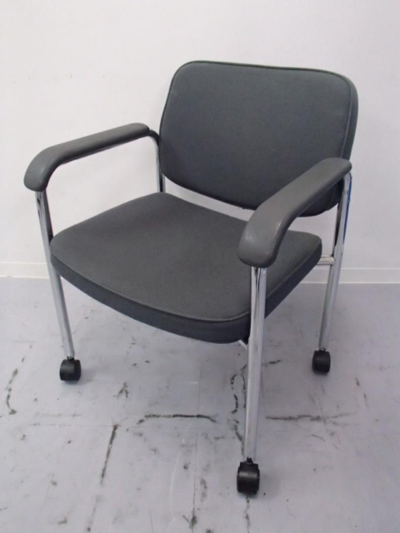 【4脚入荷】キャスター付きのミーティングチェア■汚れも目立ちにくいグレー色
                        
                                    中古
            