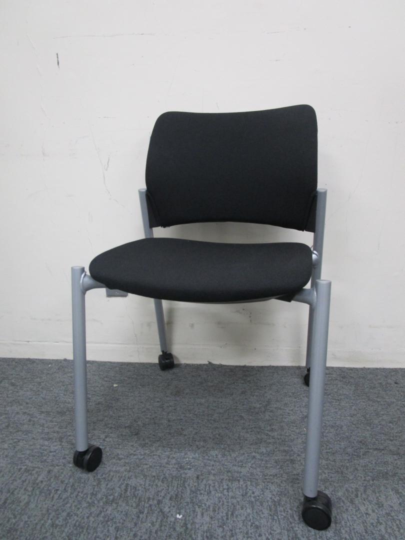 【会議用チェア】重ねて収納出来るシリーズ　スタッキングチェア　闇のブラックカラー【状態良好】
                        8147AZ
                                    中古
            