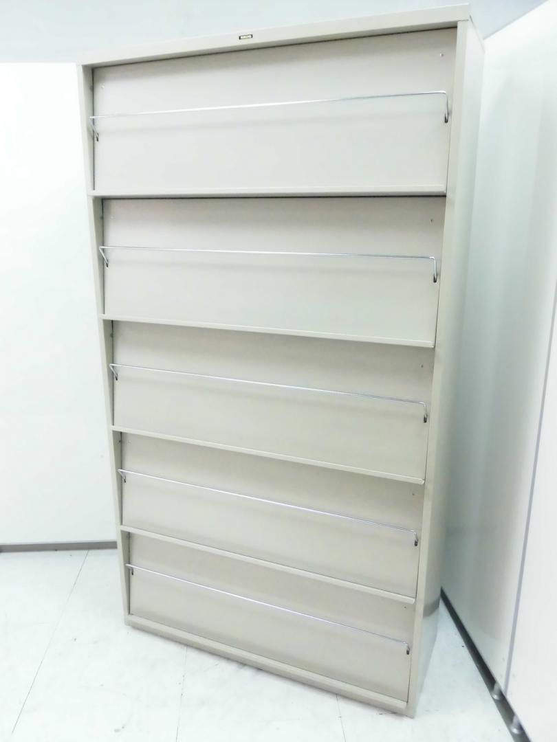 レア商材!!雑誌やパンフレット・カタログ架けにどうぞ!!扉を開けるのと中は、収納スペース！
                        
                                    中古
            