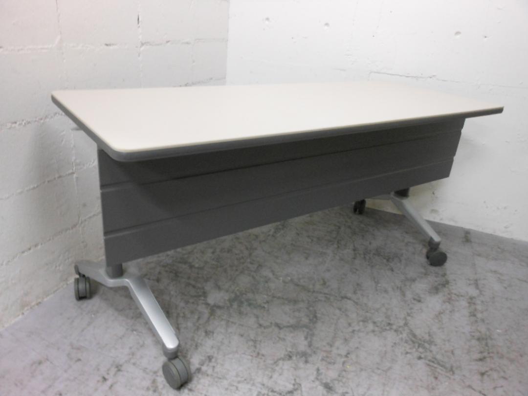 【揃いで5台入荷】～コクヨ製・会議用テーブル・幕板付～
                        
                                    中古
            