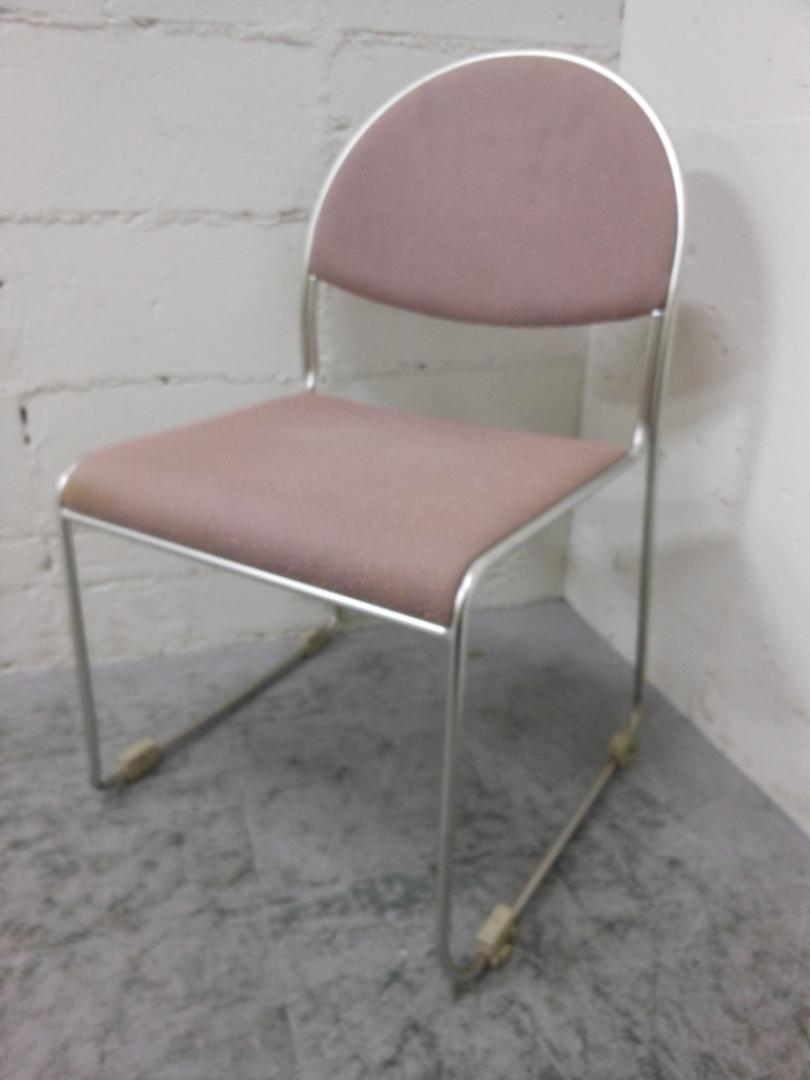 ～質の良いスタッキングチェアが入荷しました～【状態良好！】
                        
                                    中古
            