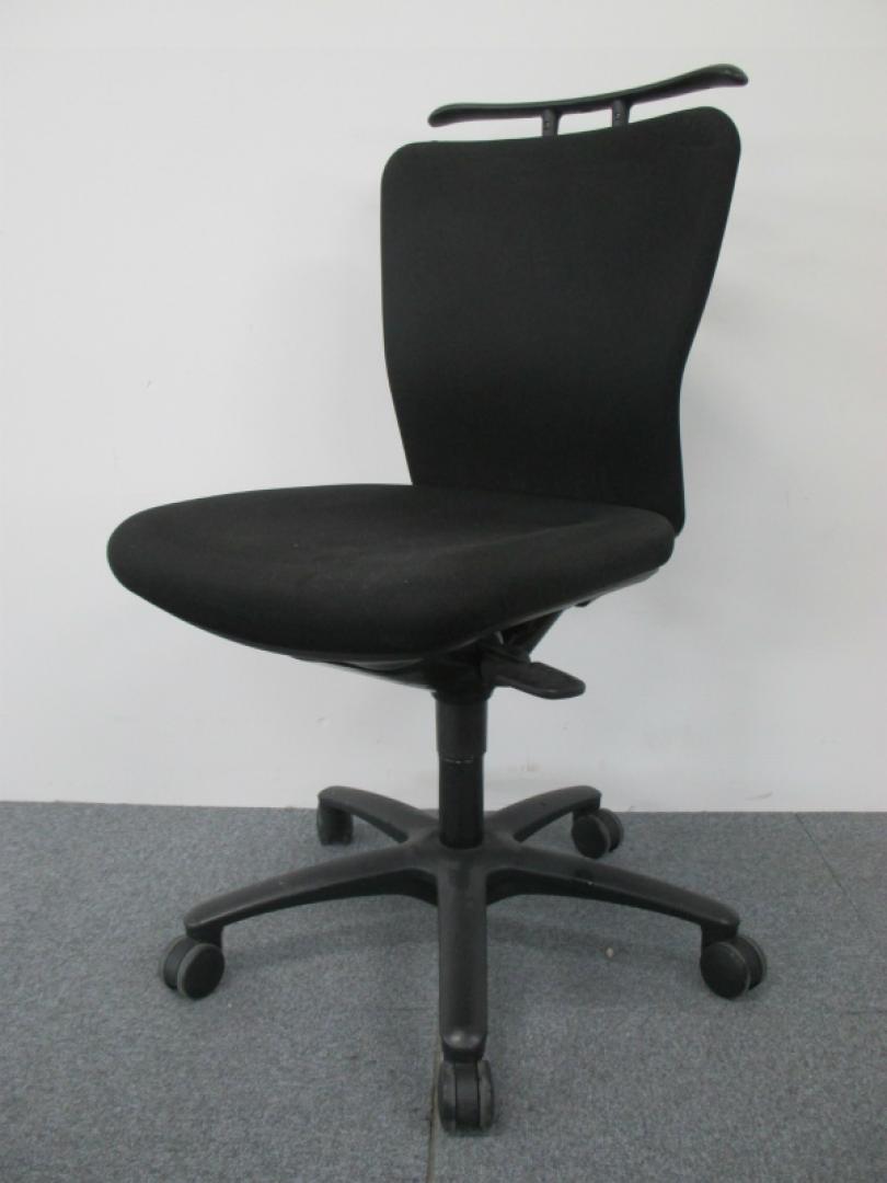 【状態良好！大量入荷！】■オカムラ製　カロッツァチェア　ブラック　ハンガー付
                        カロッツァ 
                                    中古
            