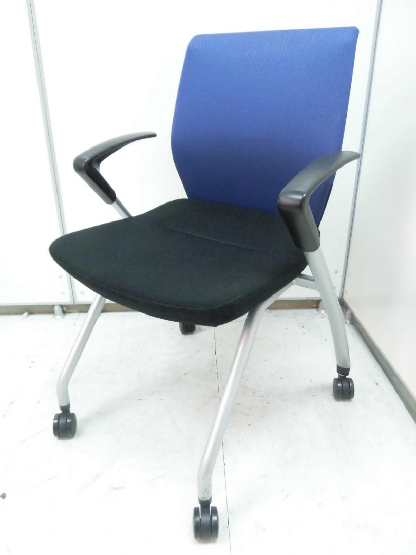 【揃いで8台!!】キャスター付の座り心地抜群のチェア！
                        スタイラ　STYLA
                                    中古
            