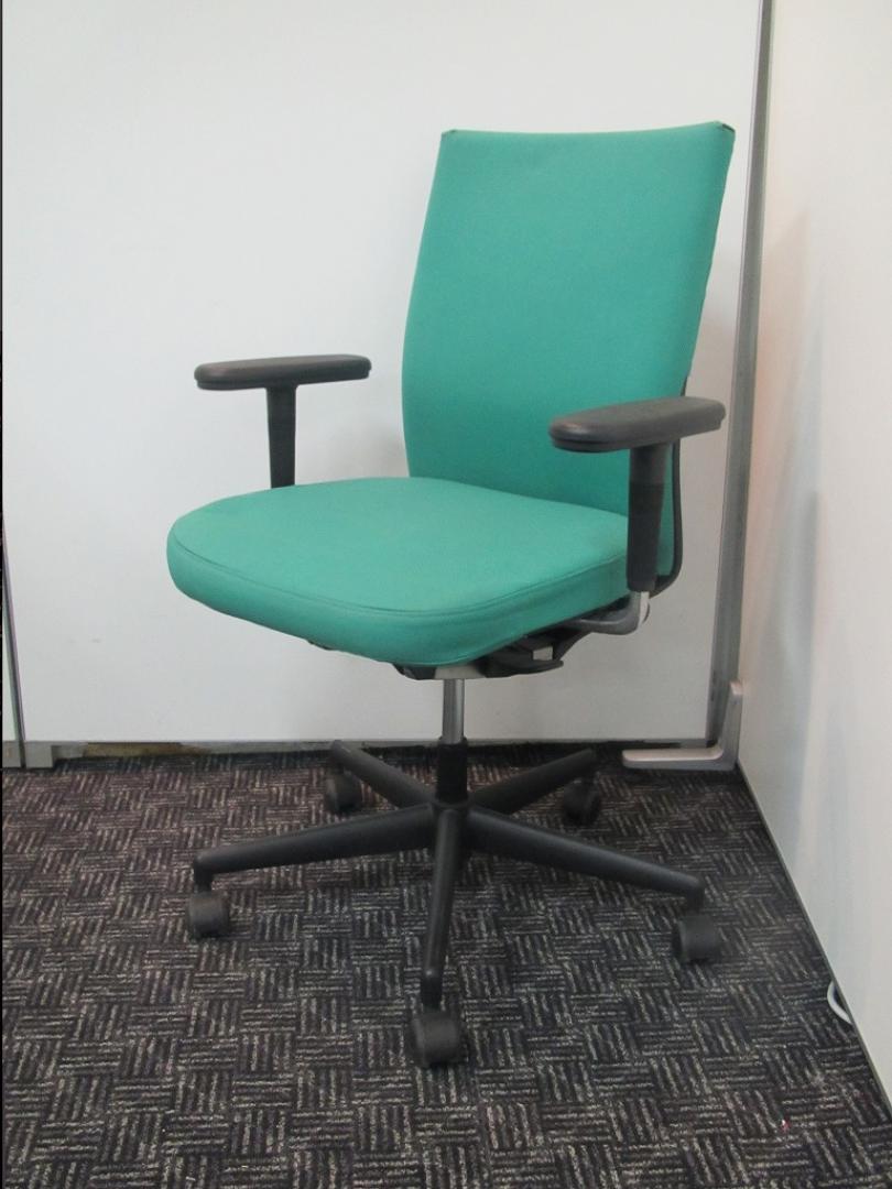 【1点物のチェアのご紹介】【オツトメ品】～vitra製　アクセスプラス　背面一部破れあり～
                        アクセスプラス
                                    中古
            