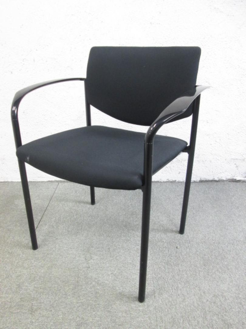 スタックチェア　肘付タイプ　高級感のあるブラック色！　使わない時は重ねてコンパクトに収納可能！
                        
                                    中古
            