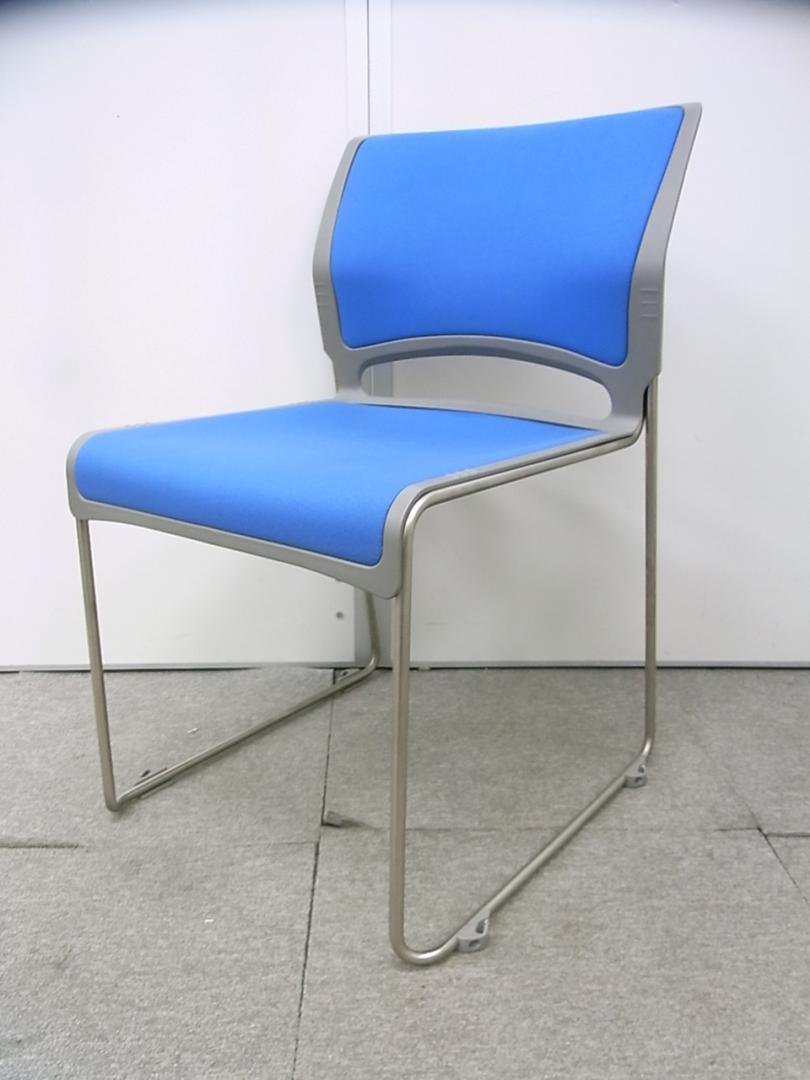 【定番の会議チェア】ブルーのスタッキングチェアが入荷■まとめてのご購入も是非！オカムラ製ってところがまたいいですね～！
                        
                                    中古
            