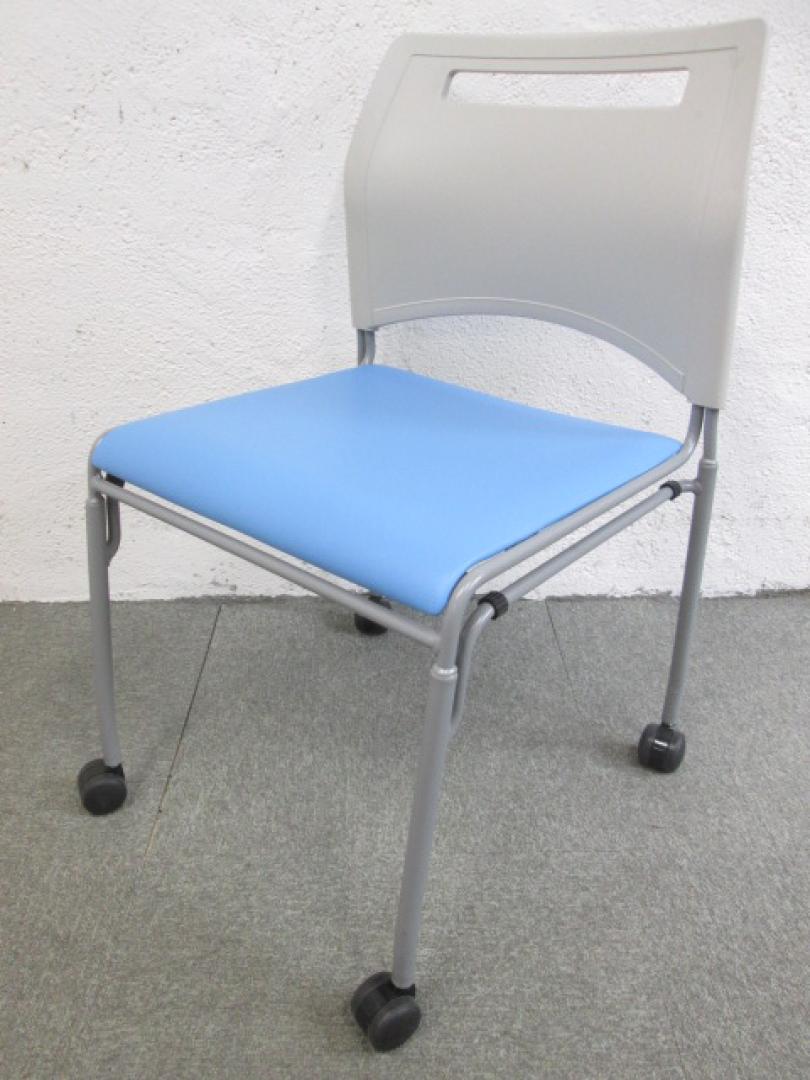 【10脚入荷】【キャスター付きスタッキングチェア】【重ねて収容できます】
                        
                                    中古
            