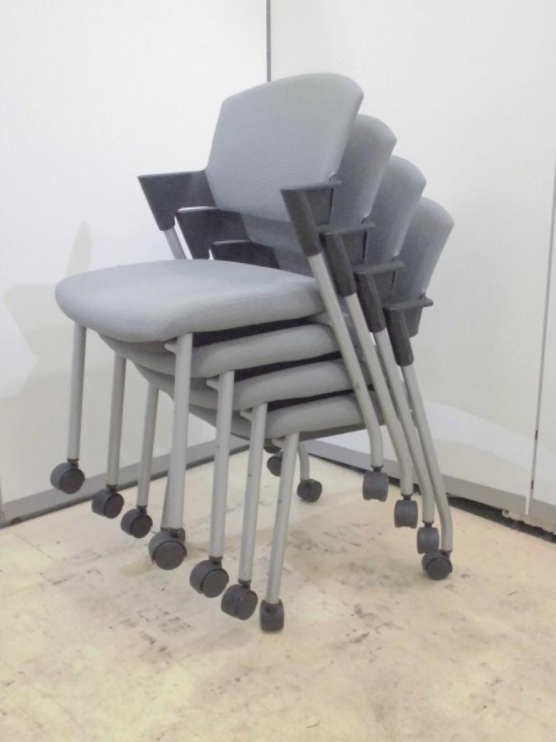 キャスター付きスタッキングチェア！4脚セットで！
                        
                                    中古
            
