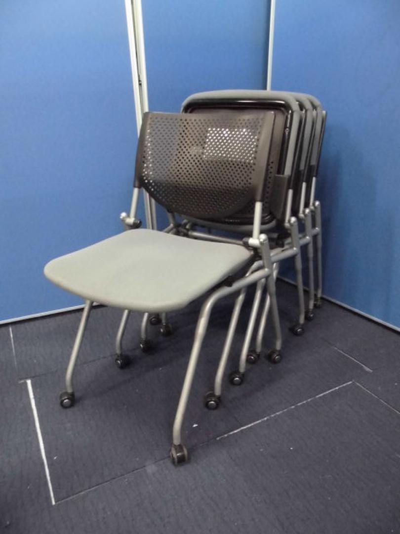 国内メーカー製！場所を取らないスタッキングチェア4脚セットです！【セット商品！】【キャスター付き】
                        プロスタック
                                    中古
            