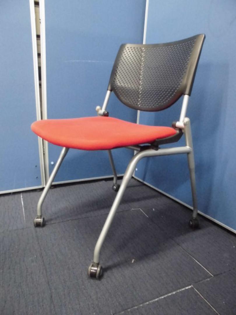 スタッキングチェア入荷しました！オカムラ製！「赤」と書いて読み方は情熱のレッド！！【キャスター付き】
                        プロスタック
                                    中古
            