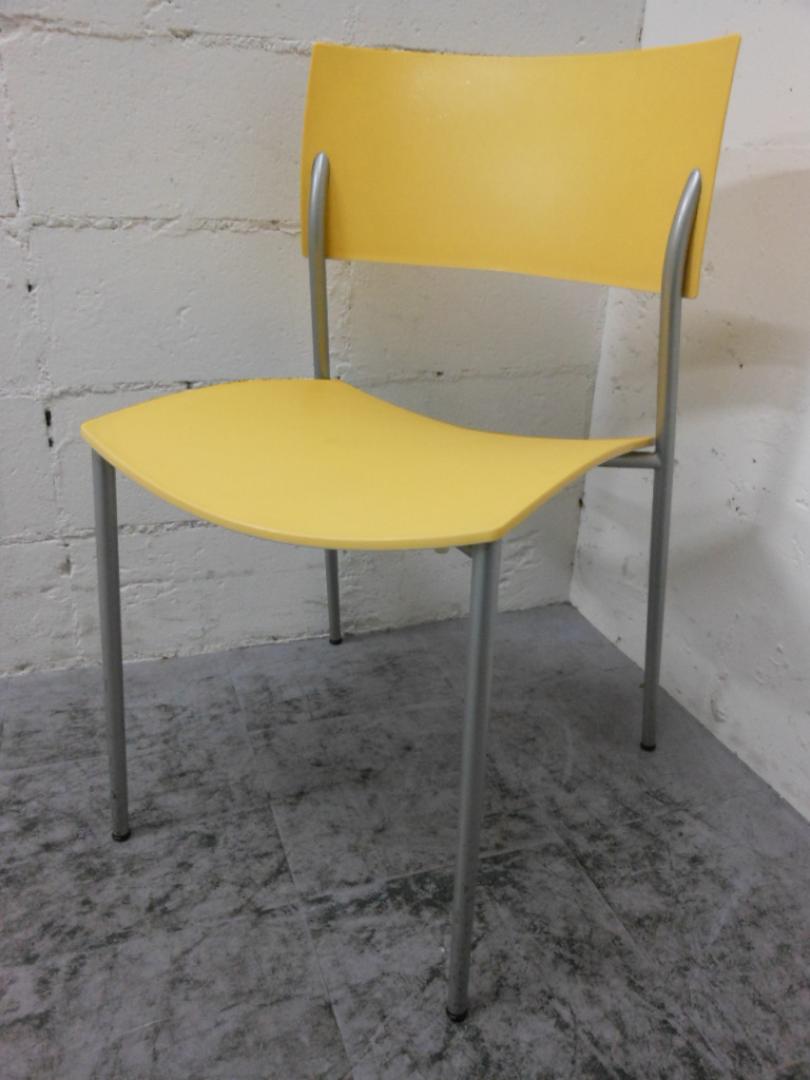 【ミーティングスペースも華やかにしませんか？】
                        
                                    中古
            