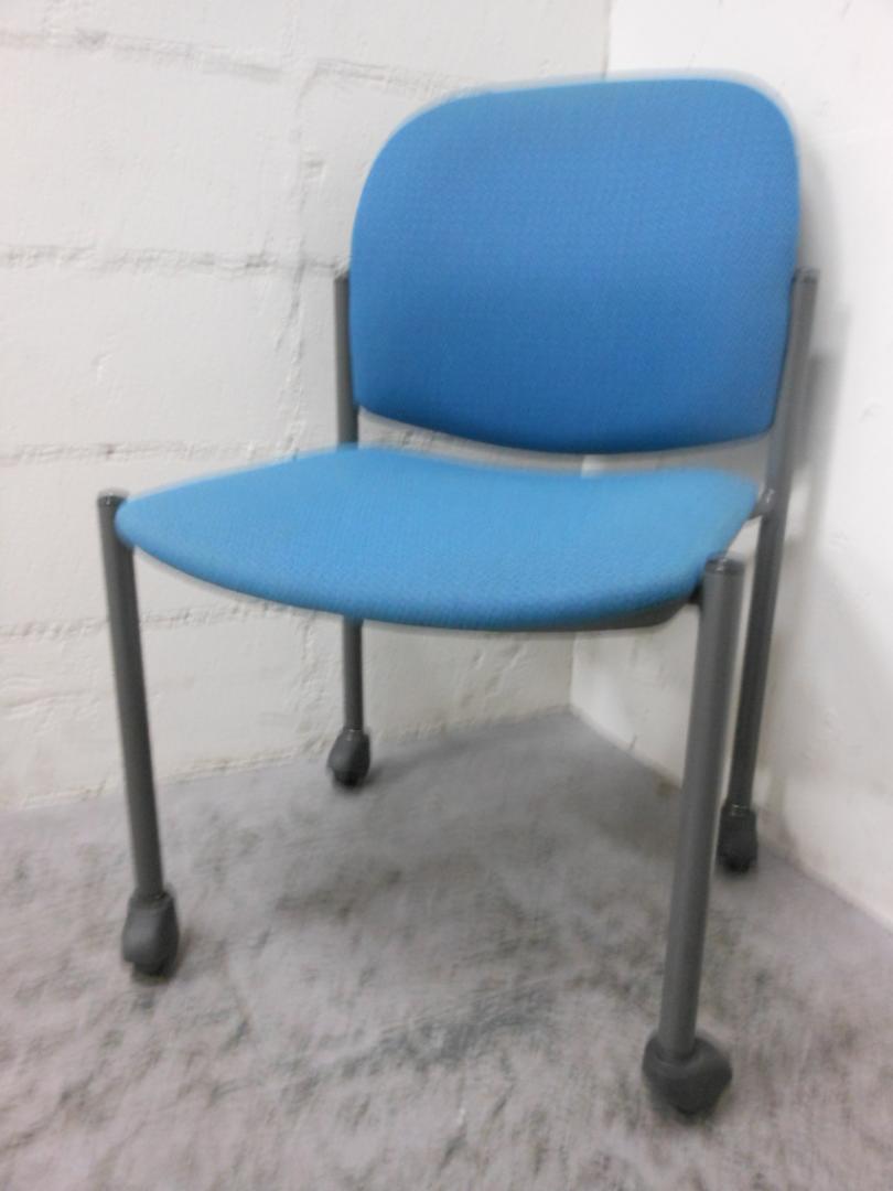 キャスター付 スタッキングチェア 使わない時は重ねて収納
                        
                                    中古
            