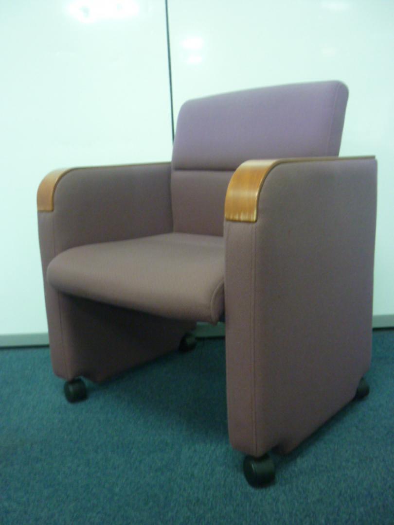 【４脚限定】■淡いレッド■仙台店限定入荷事務用品
                        
                                    中古
            