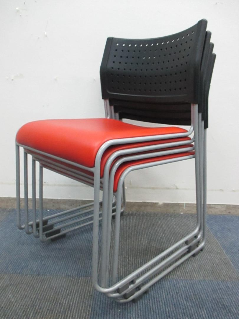 【4脚セット商品】【座面ビニール地】アイリスチトセ製　スタックチェア【20脚揃います】【中古】
                        
                                    中古
            