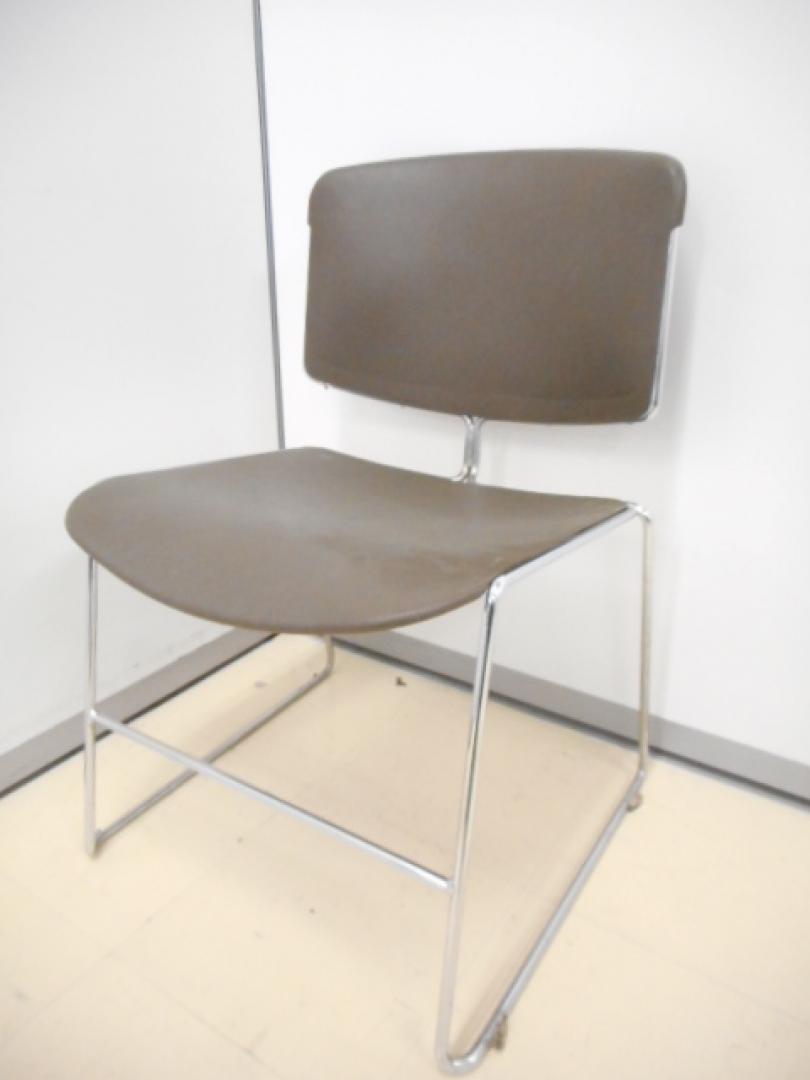 落ち着いた色合いのスタッキングチェアです！会議室などに是非活用ください！
                        
                                    中古
            