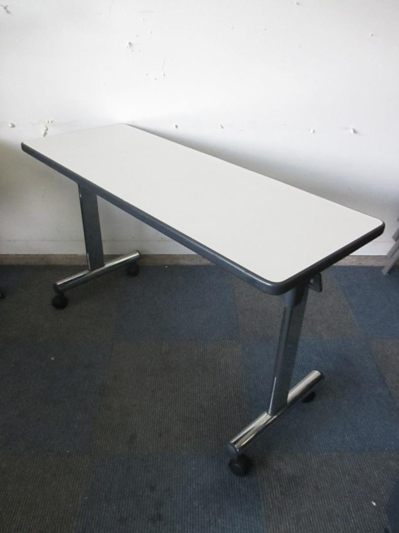 【珍しいスリム設計】コクヨ製　スタックテーブル【キャスター付き】
                        
                                    中古
            